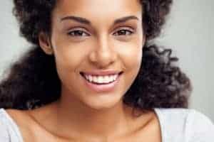 nez africana mulher sonriente biotin sorriso radiant sorridente glimlachende afrikaanse vitamins sportfitness aard openlucht uitoefenen dichtbij meditatie curlcentric luminastock africano