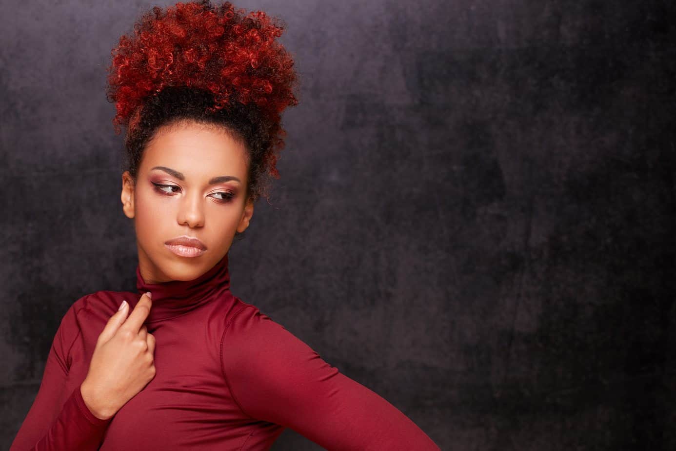 Afro-Americanos do sexo feminino com cabelo vermelho encaracolado