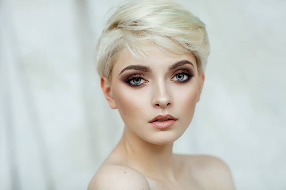  Hvit jente med en fin varm blonde hår skygge med røykfylt svarte øyne.