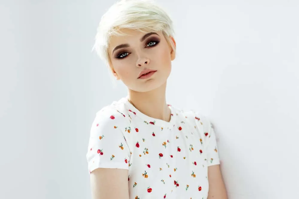 How Long Should I Leave Wella T18 Toner in My Hair? 2 Natural blonde white female with type 1a towel-dried hair wearing a white t-shirt with flowers.