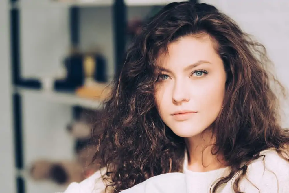 What Ethnicity Has the Most Hair? Why Do Some Ethnicities Have More Hair? 2 Female with natural Caucasian hair strands (also called European hair)