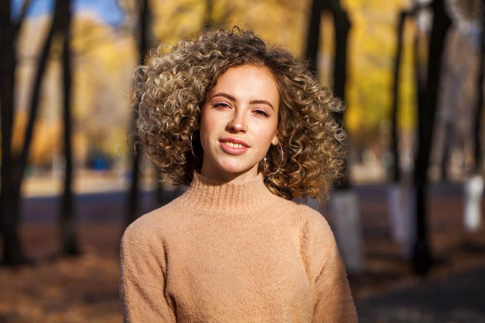 A beautiful white woman on a fall day wearing beachy waves