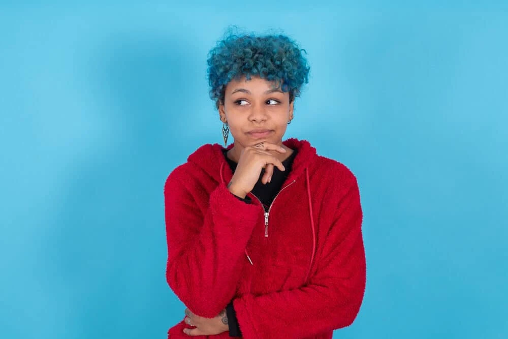 How to Dye Dark Hair Blue Without Bleaching It: DIY Guide 3 Cute black woman wearing a dark intense indigo hair color created with hair chalk