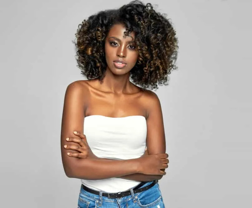 Hair Webbing: What Is It, Causes, and How to Fix Your Hair 6 Cute black girl with dry hair that was curled after an ACV rinse