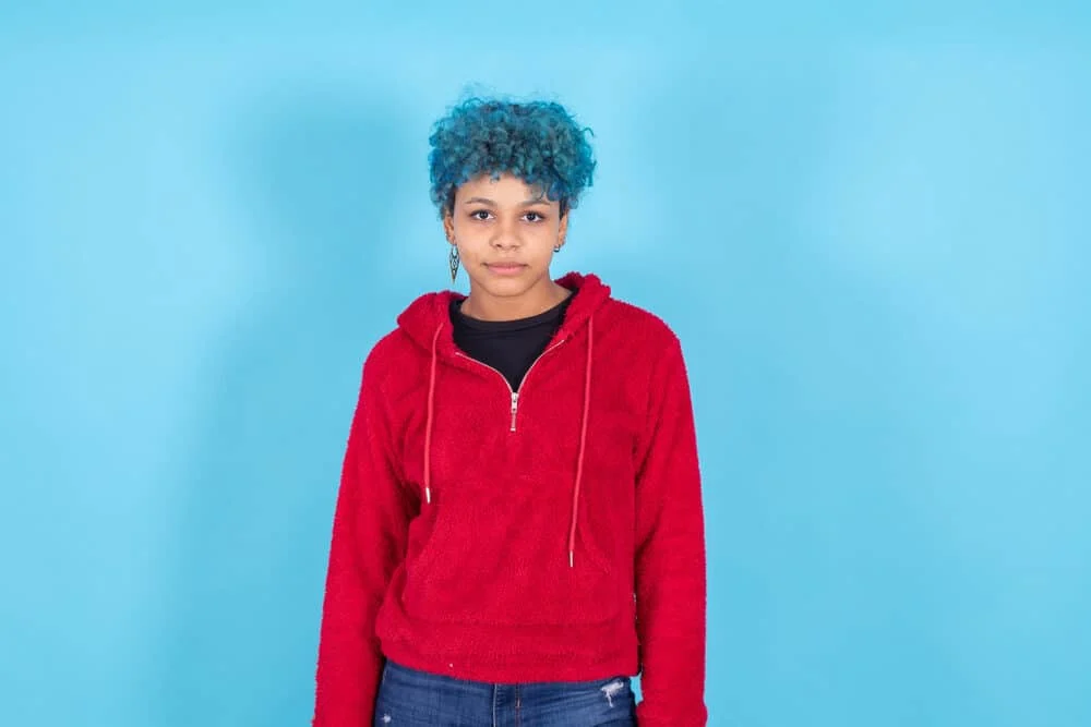 How to Dye Dark Hair Blue Without Bleaching It: DIY Guide 1 Trendy African American woman with a deep blue shade semi-permanent hair dye on curly hair