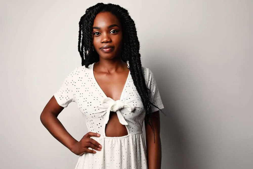 Can You Get Braids Wet in the Shower, Pool, or Rain? What Happens? 5 Cute black lady with dry hair preparing for a day at the beach