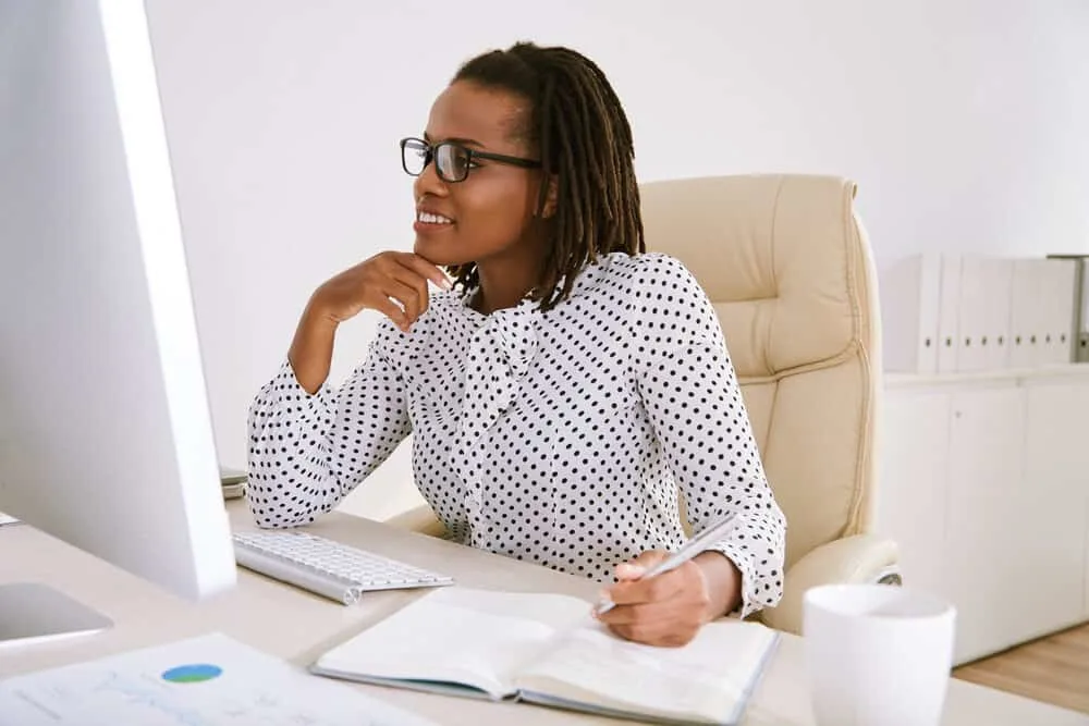 How to Bleach Dreads Without Damage at Home: Beginners Guide 7 African American lady with brushable hair in the front and dreads in the back