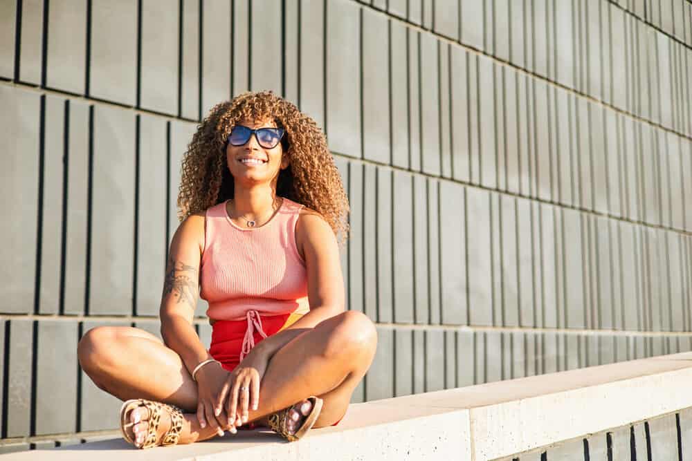 Black women with 4A natural curls styled by dyeing bleached hair with light blonde Overtone.