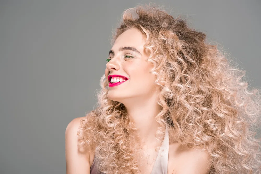 Learn How To Neutralize Pink Undertones in Hair With Our DIY Guide 4 A Caucasian female whose naturally blonde hair turns brassy with pink and red tones.