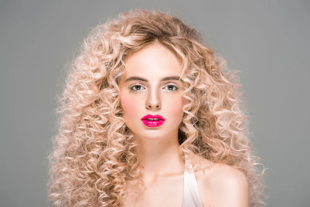 Learn How To Neutralize Pink Undertones in Hair With Our DIY Guide 3 Cute white lady with bouncy girls after using purple shampoo and green toning shampoo (toner).
