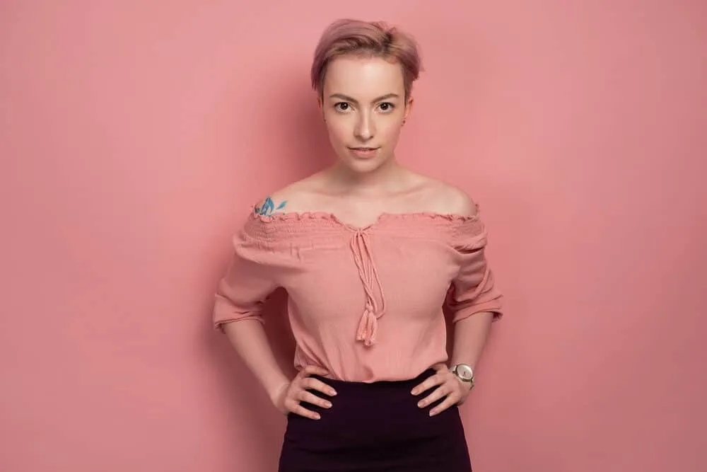 Can White People Get Waves? How Long Does It Take? 7 Cute white lady with her hands on her waist wearing a freshly style short hairdo.