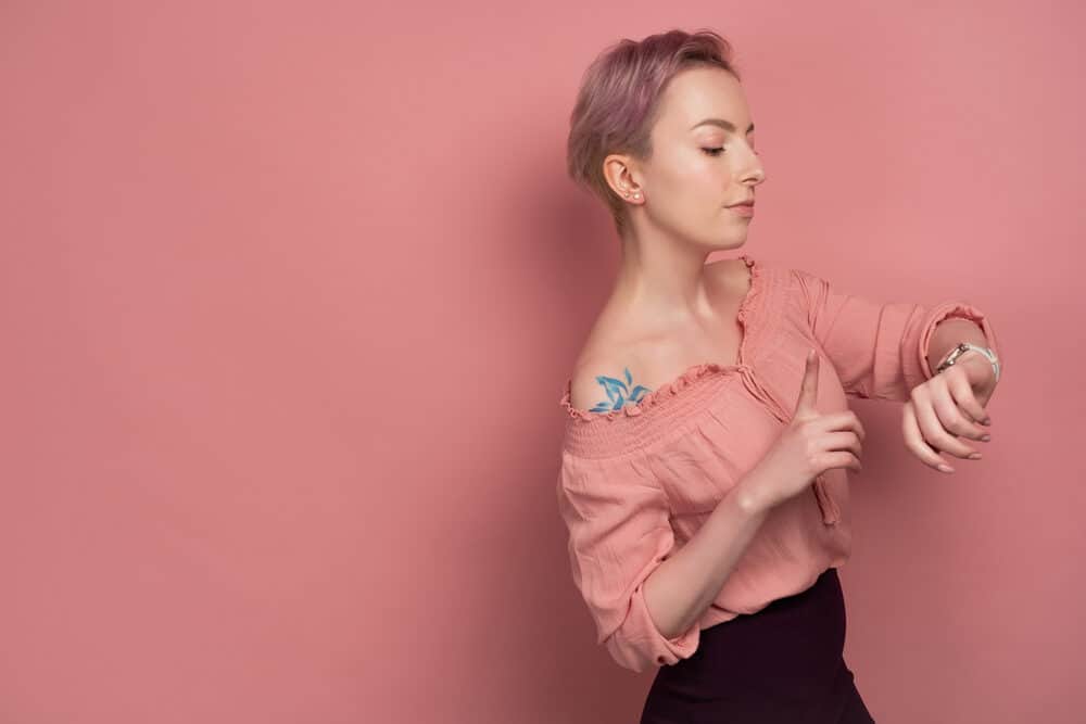 White lady without coarse hair is to create waves on her Caucasian hair type.