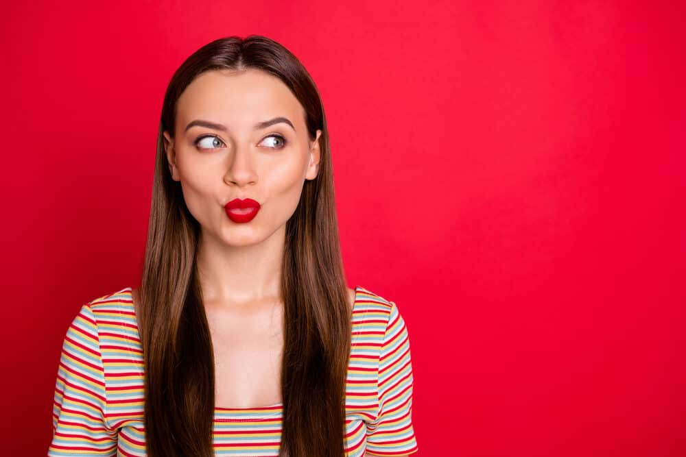 Pretty lady with pin-straight hair wearing her hair loose after using a moisturizing hair mask and 1A hair products.