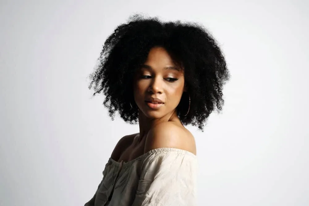 Does Vegamour Work for Hair Loss? Thinning Hair? Alopecia? 2 Black female showing off her natural curls after using the Vegamour hair serum to support hair growth.