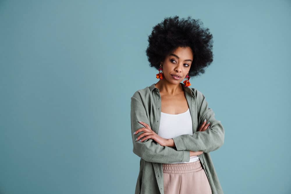 A black person wears a natural wig made from human hair with casual clothes.