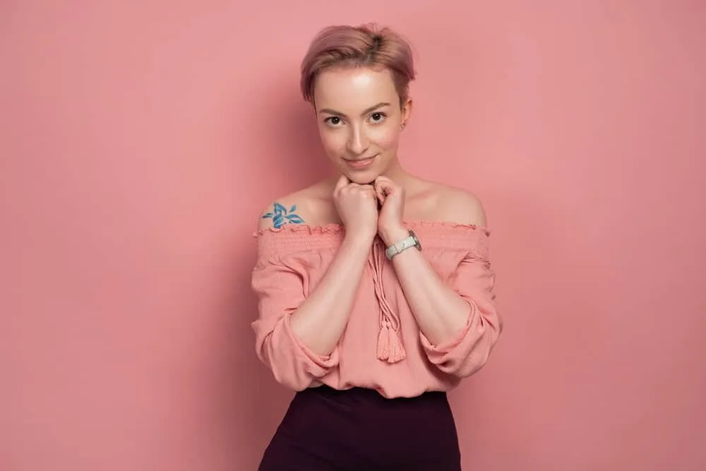 Can White People Get Waves? How Long Does It Take? 2 A lady with a short curl length is hoping to achieve waves on 1C straight hair is clutching her hands together.