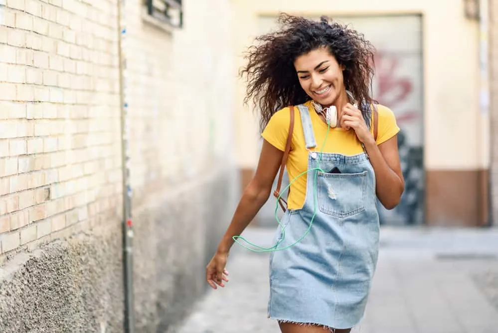 How to Get Waves With Straight Hair for Beginners: Step by Step 4 African American female that used a medium wave brush to get the right hair texture to achieve waves.
