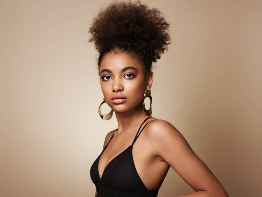 African American female with a dark brown hair color that uses baking soda and hair bleach to lighten her hair.