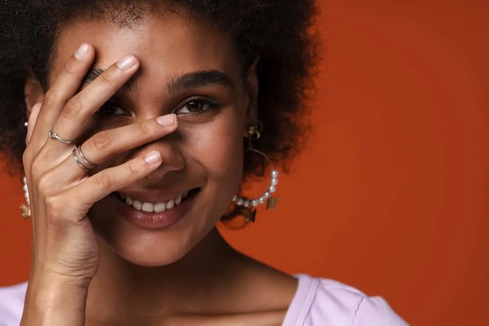 Does Olaplex Have Protein? How Much Protein Does It Have? 6 An African American woman after using a moisturizing conditioner on her 4B natural curls.
