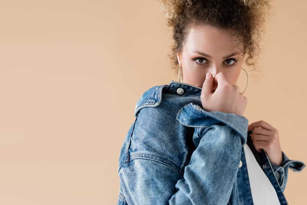 White lady embracing the natural hair movement wearing her kinky hair strands.