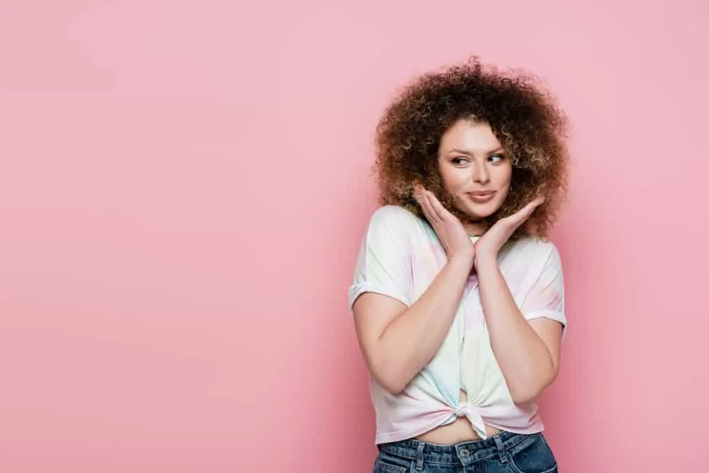 Can White People Have Type 4 Hair? Is It Really Possible? 8 A white lady wearing a tie-dye t-shirt with a kinky wash and go afro-like hairstyle on type 4 white girl hair.