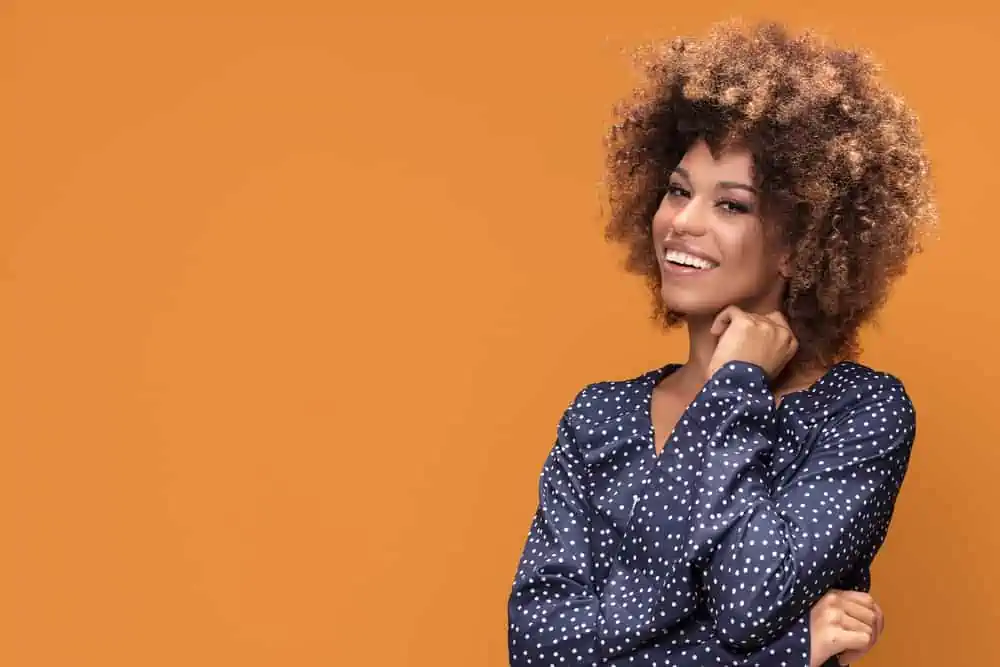 How Long Does Splat Hair Dye Last? How to Make It Last Longer 8 Young adult female with curly hair cuticles with naturally dark hair that's been washed with a sulfate-free shampoo.