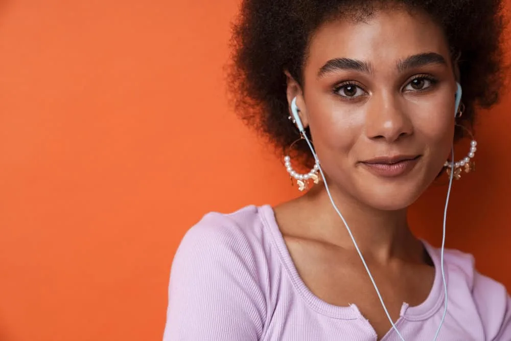 Does Olaplex Have Protein? How Much Protein Does It Have? 4 Light skinned black woman with dry hair after dyeing her hair dark brown with permanent color.