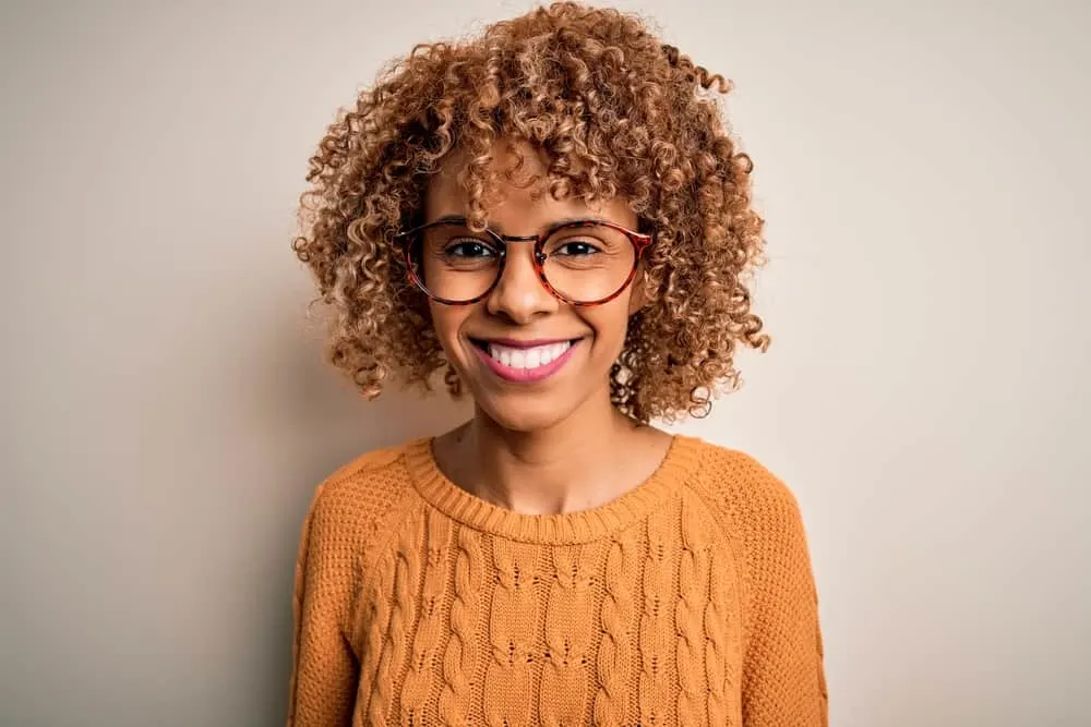 How Long Does Iroiro Hair Dye Last? How to Make It Last Longer 2 African American female wearing a semi-permanent hair color on naturally curly color-treated hair strands.
