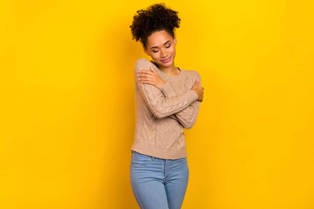 A sweet young lady with curls with uneven lengths stayed with aloe vera gel and rosemary oil.