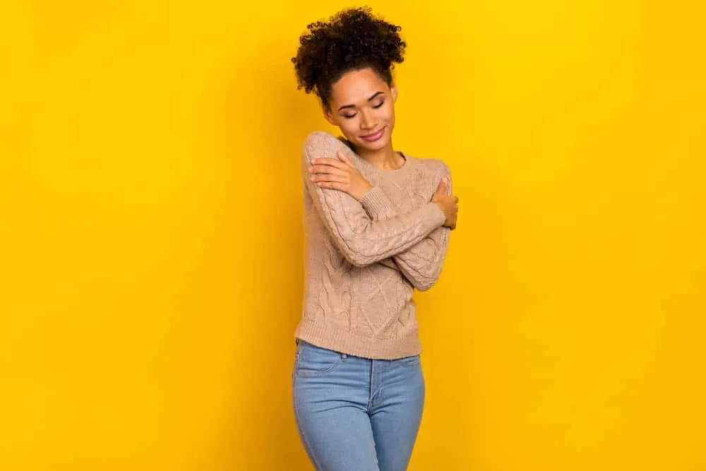 Why Does My Hair Grow Uneven? How to Fix Uneven Hair at Home 5 A sweet young lady with curls with uneven lengths stayed with aloe vera gel and rosemary oil.