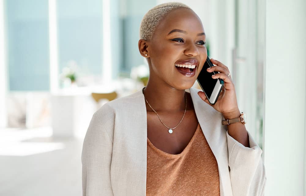 Mega attractive young businesswoman with a 4A hair type wearing short defined curls.