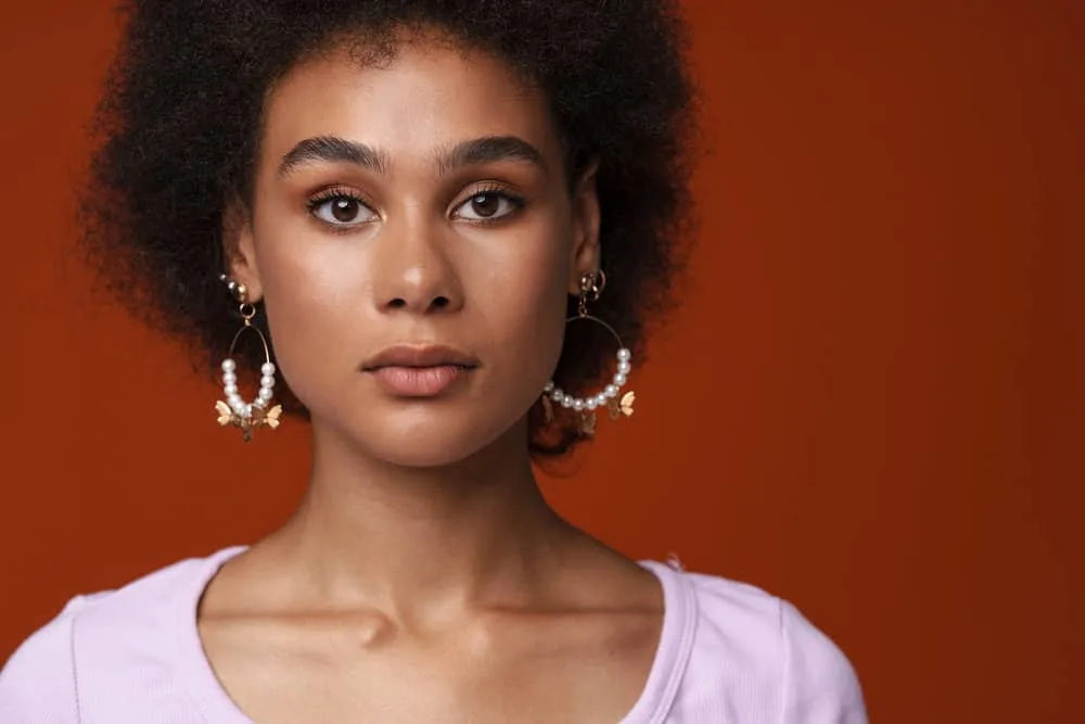 Does Olaplex Have Protein? How Much Protein Does It Have? 3 An African American female with mild breakage strengthens hair with an Olaplex process to fix broken disulfide bonds.