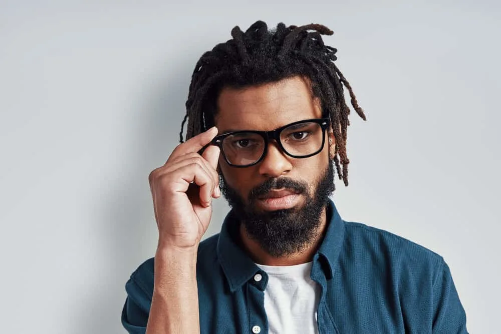 How To Get Dandruff Flakes Out Of Dreadlocks: DIY Step-by-Step 4 A person suffering from seborrheic dermatitis, or dandruff, after using an apple cider vinegar rinse.