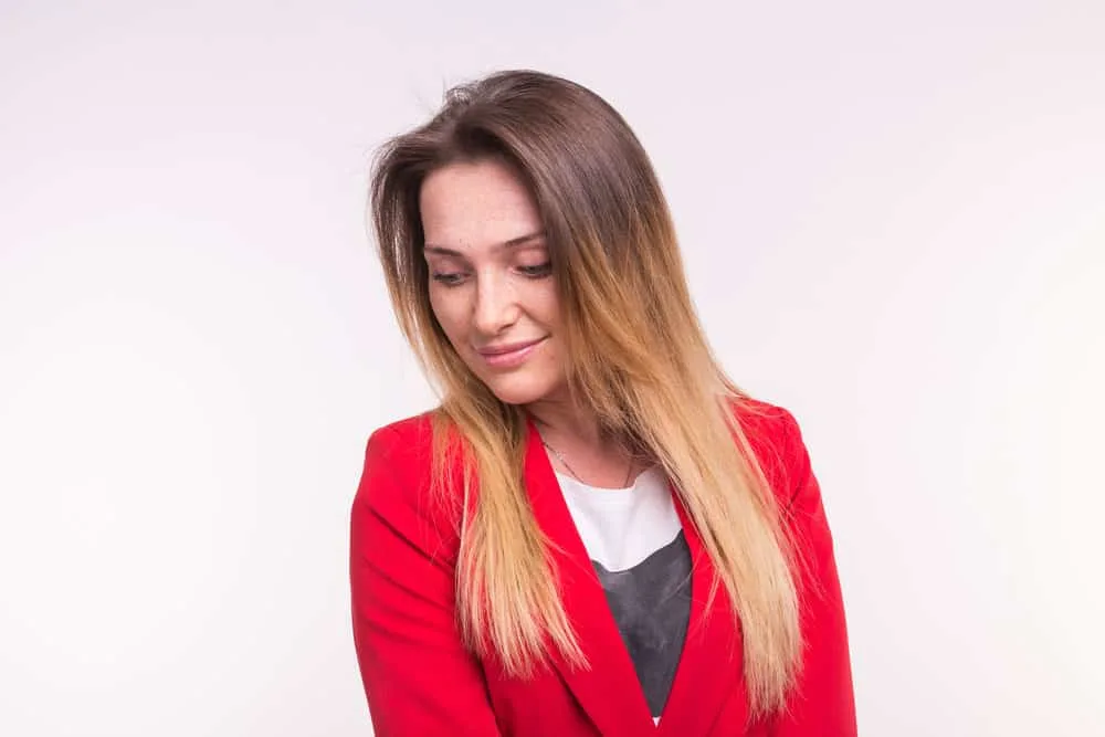 Why Do Jewish Women Wear Wigs? Do Wives Have to Wear Wigs? 7 An Orthodox Jewish woman with her own loose hair rather than a hair covering like many observant Jewish women.