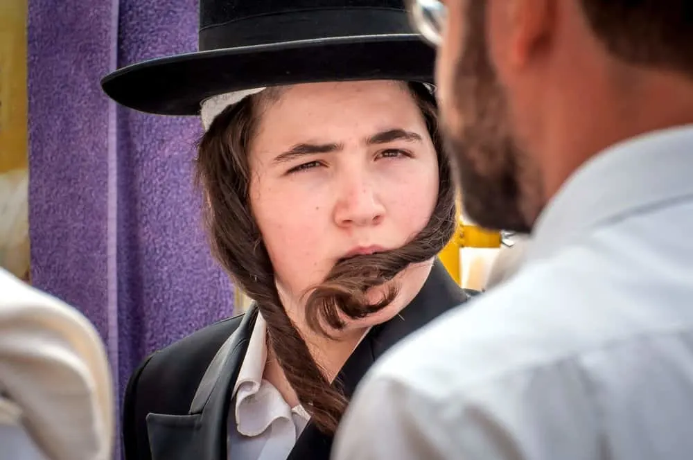 Why Do Jewish People Have Curls? What Do the Curls Mean? 5 A young Hasid in a traditional Jewish hat discussed a distinct Jewish odor as racial anti-Semitism with a friend.
