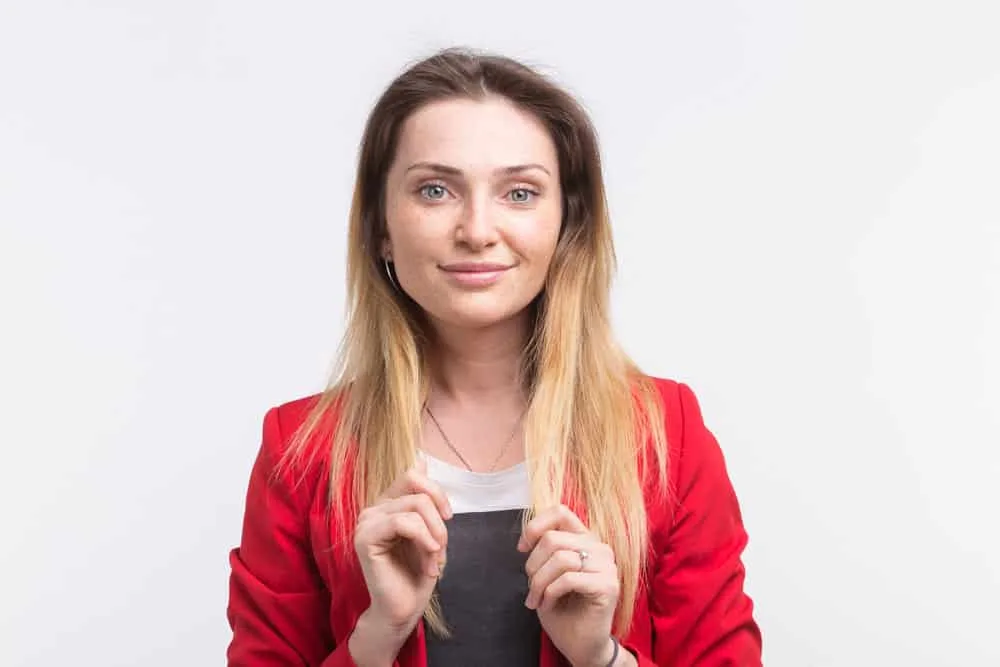 Why Do Jewish Women Wear Wigs? Do Wives Have to Wear Wigs? 9 Young woman who has her own loose hair, rather than wearing a hair covering like divorced and widowed women.