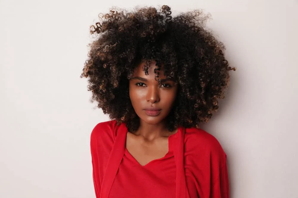 What Does It Mean When a Guy Smells Your Hair? Does He Like You? 1 African American woman with a big curly hairdo with an amazing smell that triggers pleasure while brushing past.