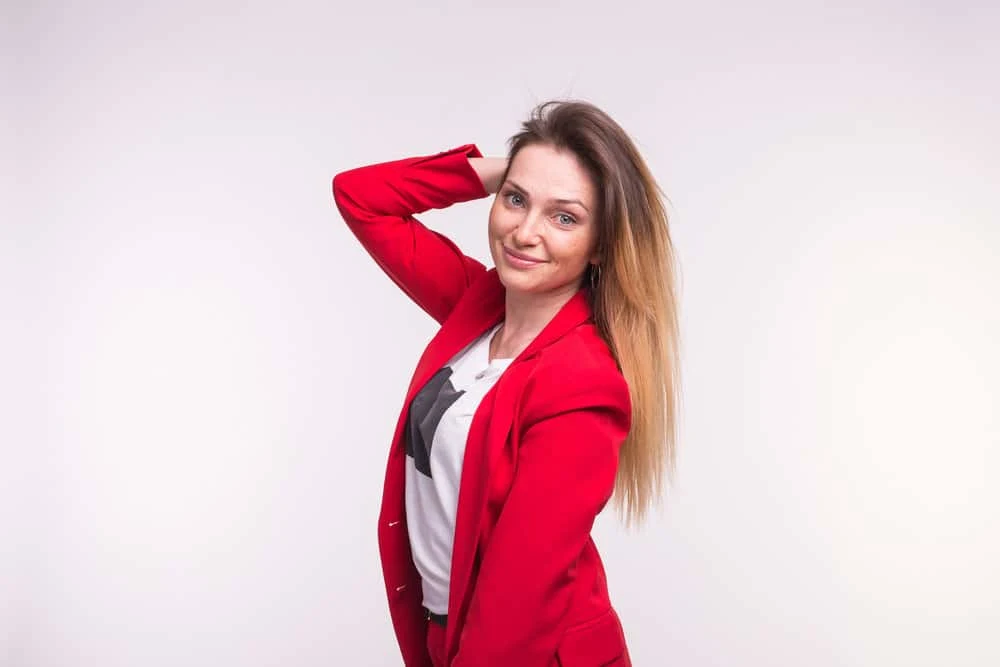 Why Do Jewish Women Wear Wigs? Do Wives Have to Wear Wigs? 5 A young Jewish woman with her own natural hair who is not hiding it, like many divorced and widowed women.
