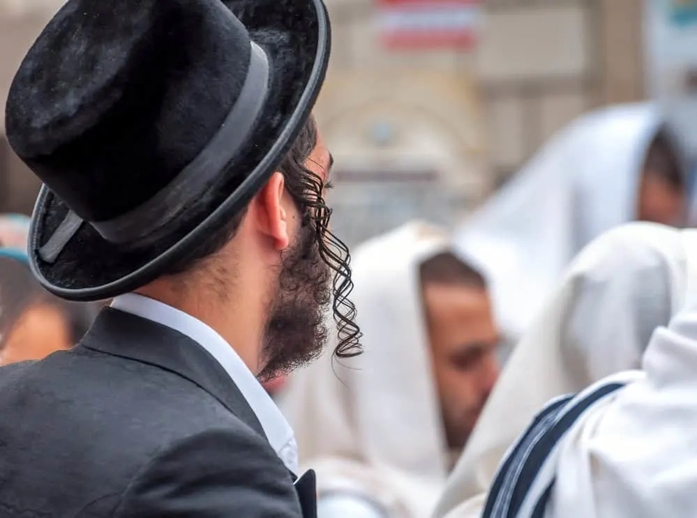 Why Do Jewish People Have Curls? What Do the Curls Mean? 6 An adult Hasid in a traditional hat-wearing curls - a universal Jewish trait.