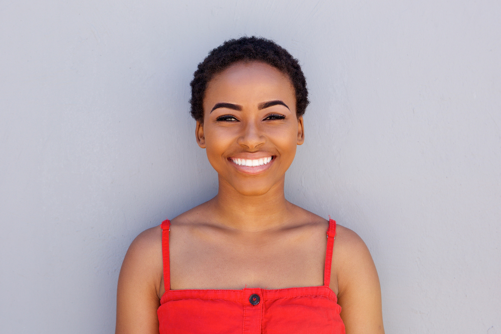 A young black woman that doesn't have long hair that wants to install short braids (or hair extensions).