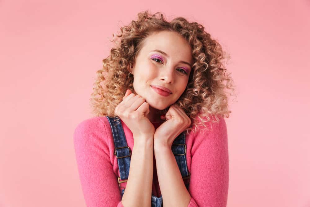 A white girl with a standard balayage hairstyle with a soft transition from dark to light hair, creating a natural look.