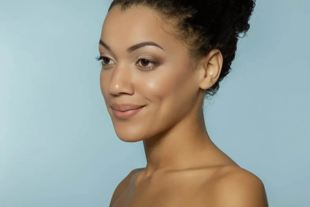 How to Stop Hair From Tangling at the Nape of Your Neck 4 A light-skinned black female with long hair using a regimen that causes really tangled hair and split ends.