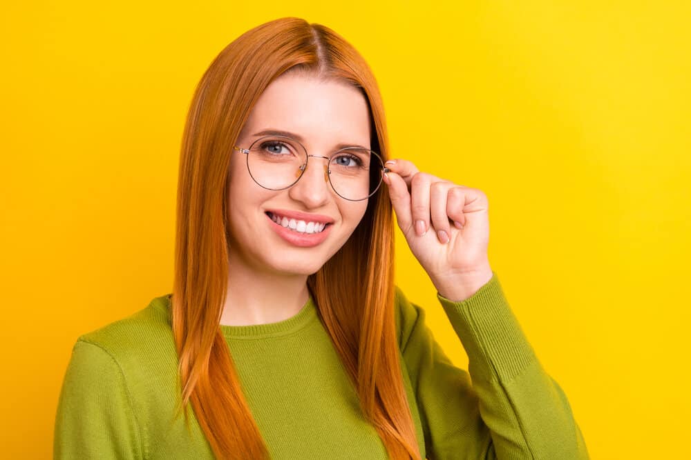 A female with 1B hair after taking down a messy loose braid has greasy, fragile strands from excess oil.