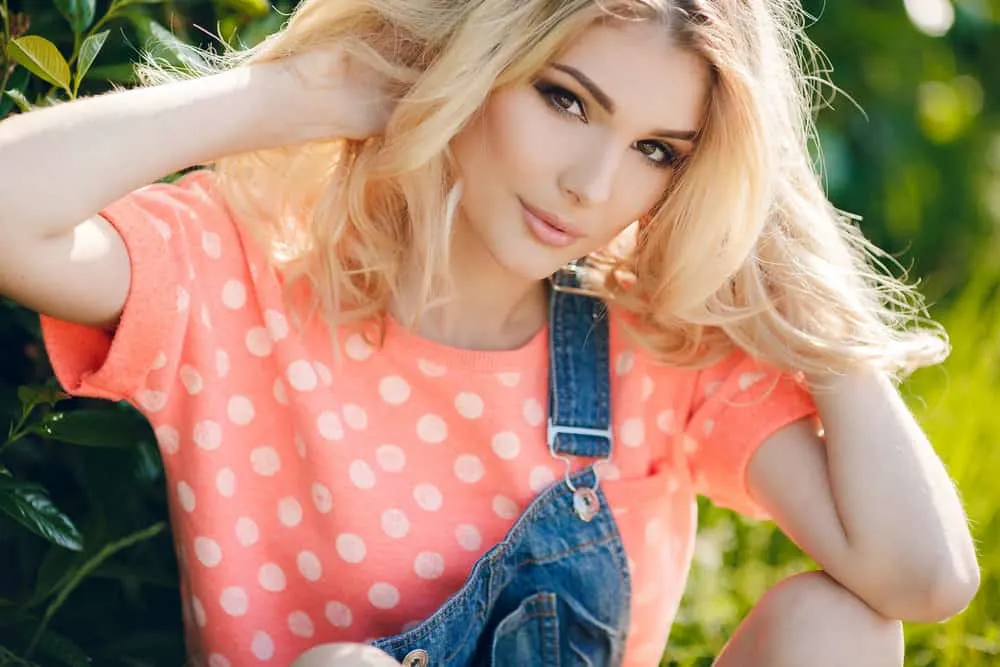 Dyeing Brown Hair Blonde Without Bleach: DIY Step-by-Step 1 A cute white girl with dark brown hair used blonde hair dye to create an ombre pale blonde light brown hair style.