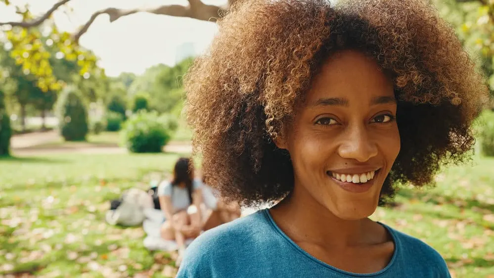 Crinkly Hair: Why Are Some of My Hair Strands Crinkly? 8 A black female with high porosity hair uses a hair care regimen that includes aloe vera juice on her thick strands.