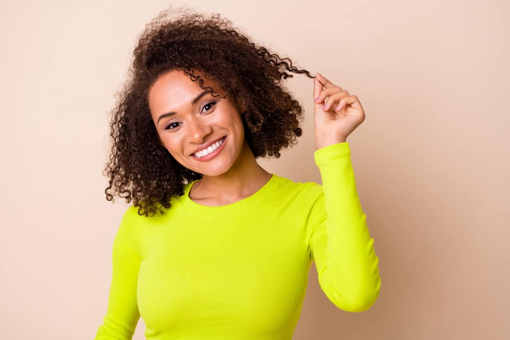 A light-skinned black girl used Jasmine shampoo to make her hair soft and healthy while mitigating hair loss concerns.