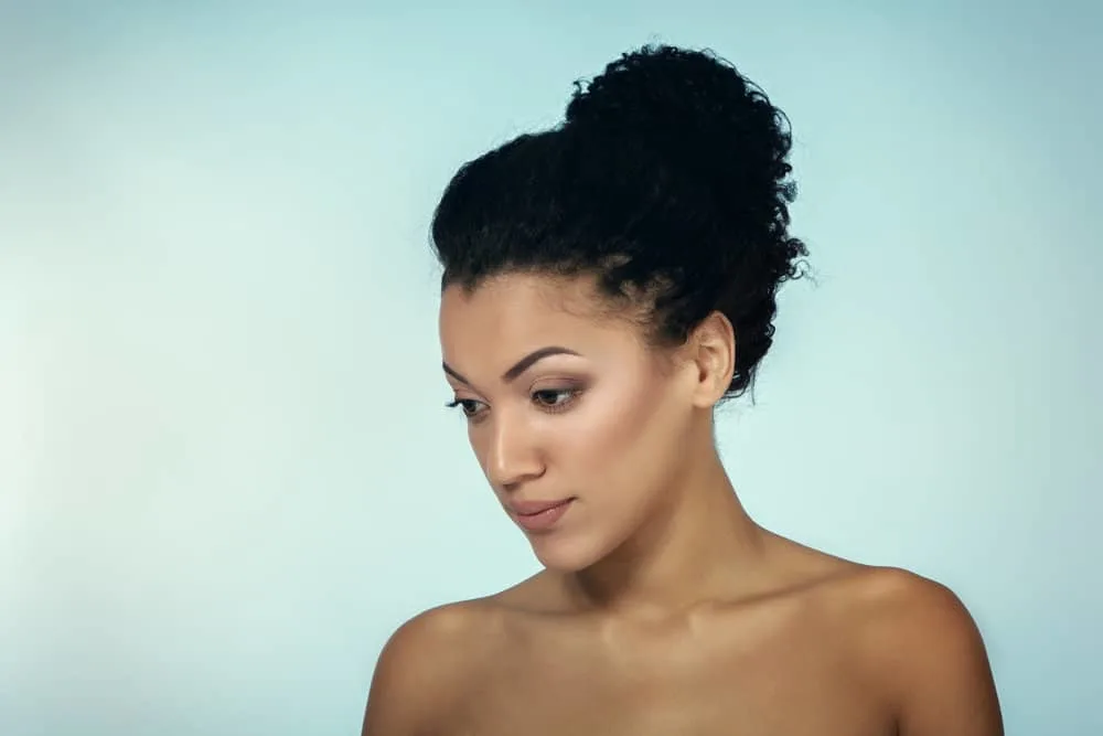 How to Stop Hair From Tangling at the Nape of Your Neck 3 Young female with wet hair used that following products to detangle hair on her neck, coconut oil and argan oil.