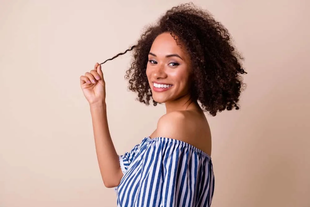 What Developer to Use to Darken Hair and Why? 10, 20, 30? 6 Black lady that used a 10 volume developer and box dye for covering grey hair is showing off hair fiber.
