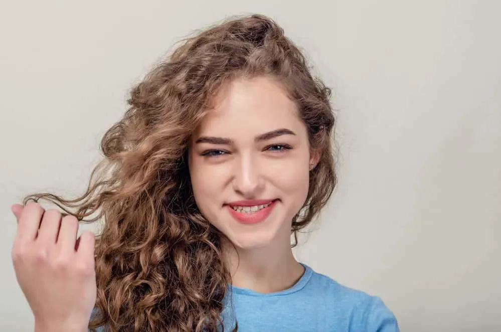 What Is 2C Hair? How To Take Care of It, Styles, and Products 7 A cute female with a wavy curl type has dry hair treated with leave-in conditioners on wash days.