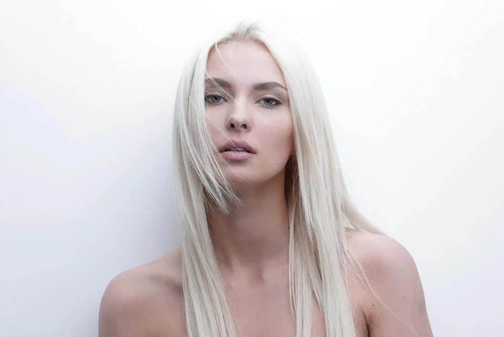 How to Get Platinum Blonde Hair from Golden Blonde at Home 8 A cute white girl that likes to wear multiple hair colors is currently wearing a platinum blonde hairdo.